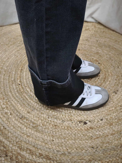 Jean gris retroussé