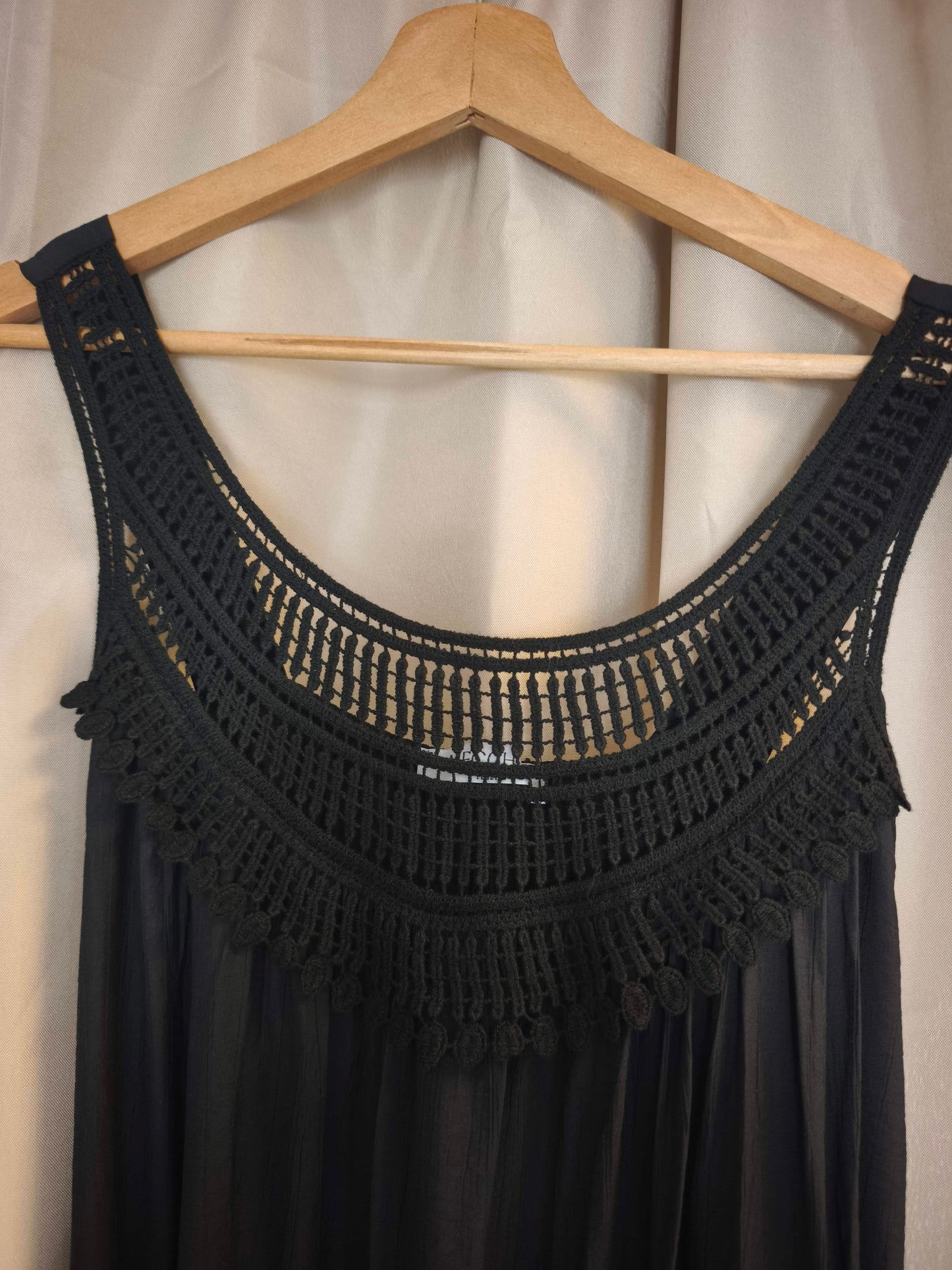 Robe brodée noire